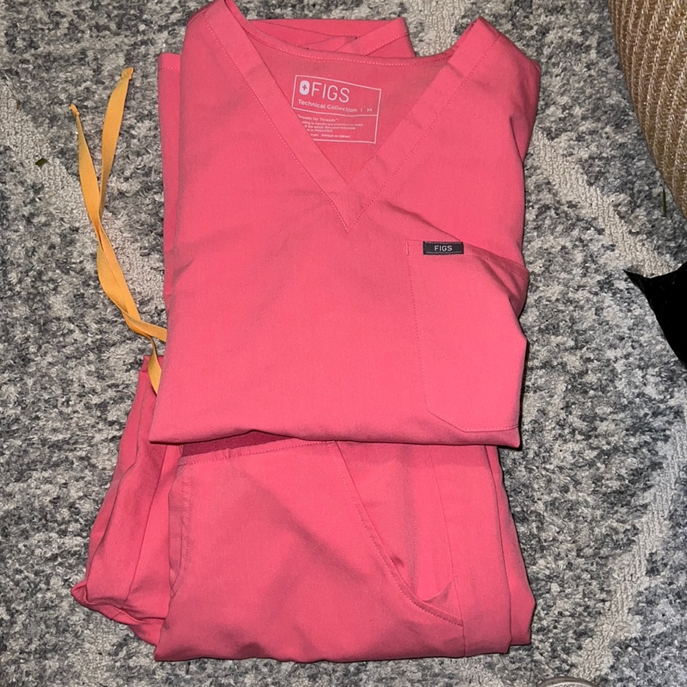 Figs neon pink